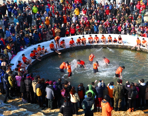 3. Lễ hội câu cá hồi trên băng Sancheoneo Hwacheon 