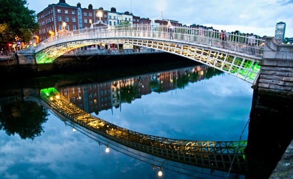 Ha'penny là cây cầu đi bộ được xây dựng vào năm 1816 bắc qua sông Liffey tại Dublin, Ireland.