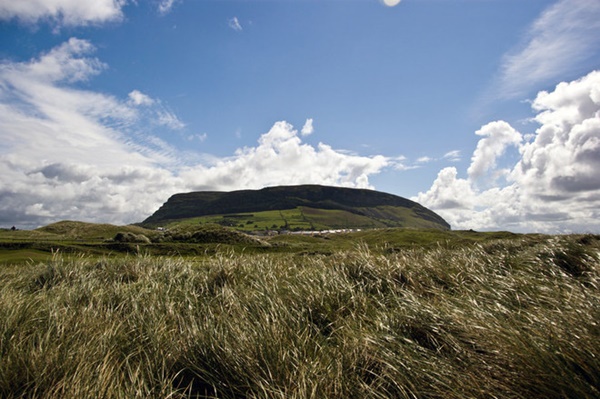 Ngọn núi Knocknarea là một khối đá vôi lớn cao hơn 300 m nằm tại hạt Sligo.