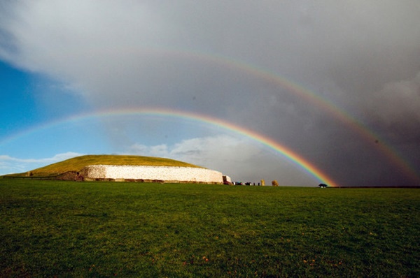 Di chỉ khảo cổ Newgrange nằm ở thung lũng Boyne thuộc hạt Meath.