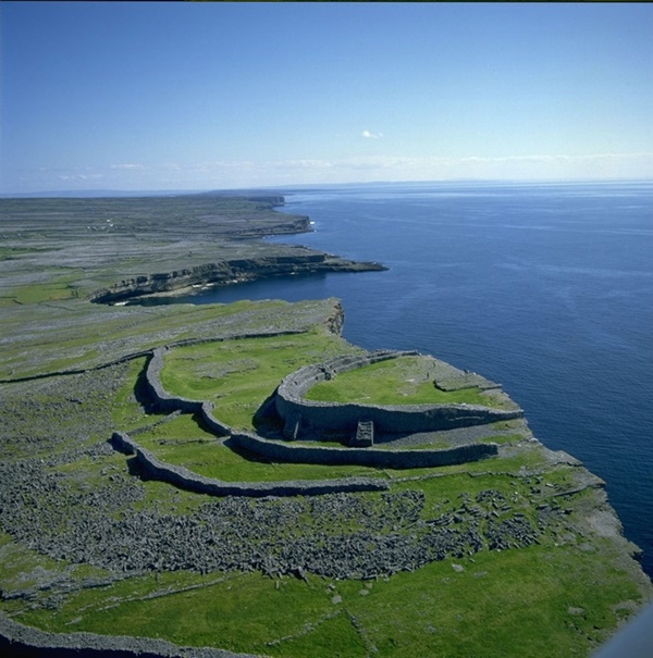 Dun Aengus là một trong những pháo đài thời tiền sử nổi tiếng nhất nằm ở quần đảo Aran, hạt Galway.