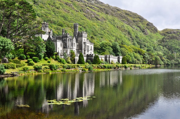 Kylemore Abbey nằm trong danh sách những lâu đài lộng lẫy tọa lạc ở quận Connemara, hạt Galway.