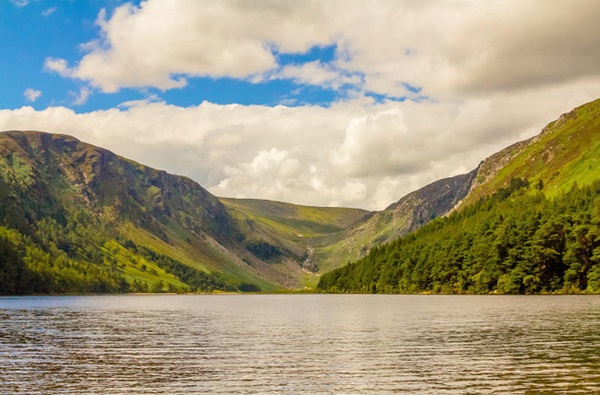 Glendalough, một thung lũng được hình thành do sông băng nằm ở hạt Wicklow.