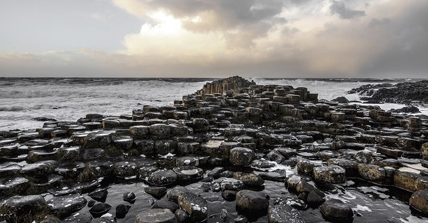 Giant's Causeway, một vùng bờ biển thuộc hạt Antrim, Bắc Ireland, thu hút nhiều khách du lịch cũng như các nhà khảo cứu bởi những cột đá khổng lồ màu đen lạ mắt.