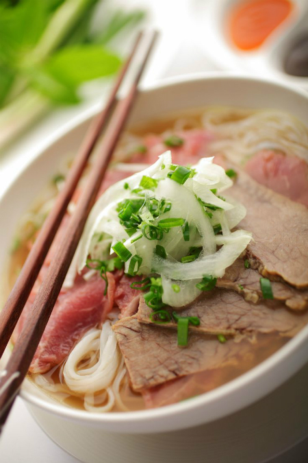 Mùi thơm phảng phất, khói bốc nghi ngút, vị nêm đậm đà, miếng thịt bò mềm ngon... tạo nên một tô phở thơm ngon đến nỗi dù có đi đâu xa người ta vẫn không sao quên được hương vị. Ảnh: Pinterest.