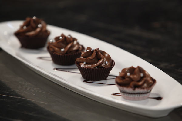 Món bánh Cupcake Chocolate với phần giấy đựng làm bằng chocolate rất độc đáo của thí sinh Lê Anh.