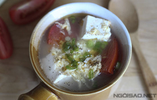 Canh trứng nấu đậu phụ là món ăn quen thuộc rất được ưa thích nhờ sự đơn giản nhưng thơm ngon.