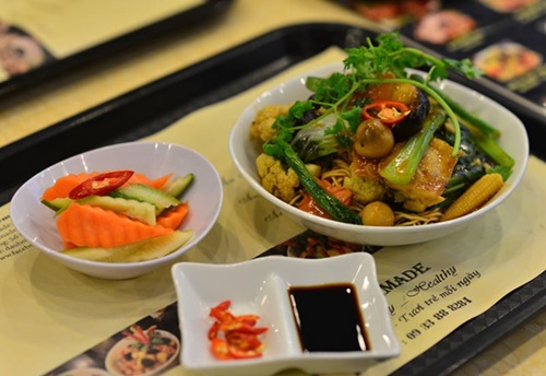 Mì xào rau củ.