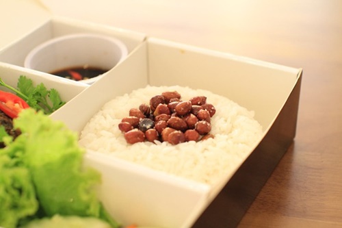 Điểm trừ là cơm hơi khô.