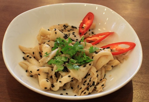 Nấm bào ngư xào mè.
