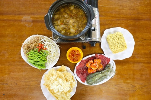 Lẩu bề bề hút khách với nguyên liệu lạ và sự hài hòa về màu sắc của các nguyên vật liệu.