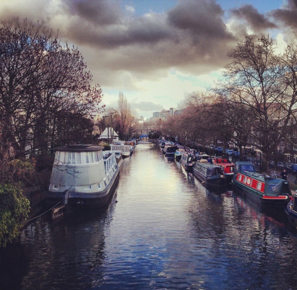  Nằm ở phía bắc của Paddington, Little Venice sở hữu phong cảnh đẹp như tranh vẽ với những hàng cây rợp bóng hai bên lối đi.  