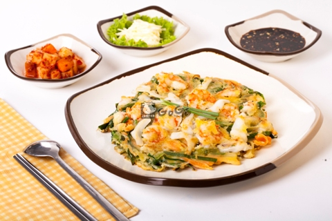 Món bánh xèo Hàn Quốc với vỏ bánh giòn rụm và phần nhân dày có vị ngọt của hải sản và mùi thơm đặc trưng của hẹ.