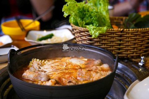 Lẩu kim chi cay nồng dùng cùng với mì là một sự lựa chọn thú vị trong thời tiết se lạnh mùa mưa Sài Gòn.