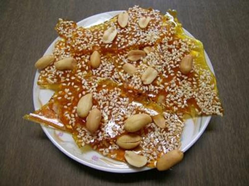 Kẹo gương có vị ngọt của đường và bùi bùi của đậu phộng