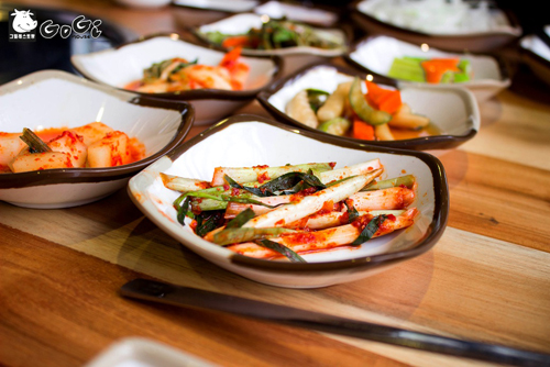 Panchan (món ăn kèm thịt nướng) đa dạng với nhiều món thay đổi luân phiên mỗi ngày trong tuần.