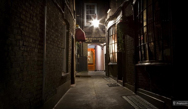 Một khu phố tăm tối trong hành trình London's Ghostly Haunts Walk - Ảnh: regiondo