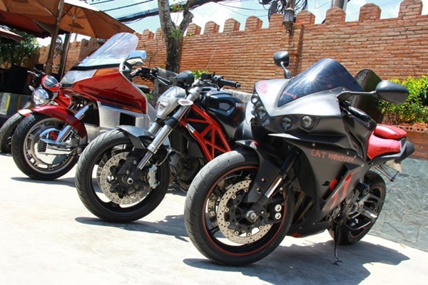 Là sự kết hợp của đam mê và sở thích, Xe café không chỉ làm thỏa lòng các racer khác mà còn thu hút thực khách với thiết kế thô mộc mà tinh tế của những bức tường gạch thô, những chiếc đèn treo cao đẹp mắt. 