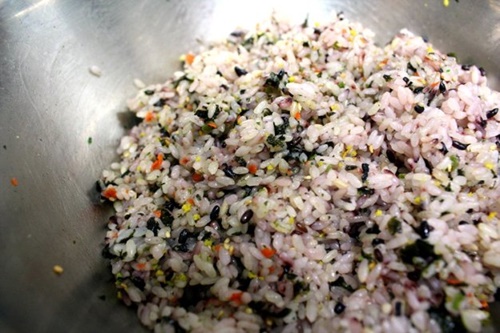Làm món jumokbap đơn giản là việc tìm nguyên liệu phù hợp, trộn đều và nắm cơm sao cho chặt - Ảnh: Tistory