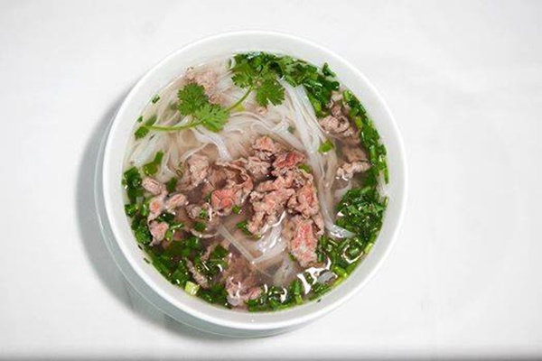 Tô phở tái của quán.