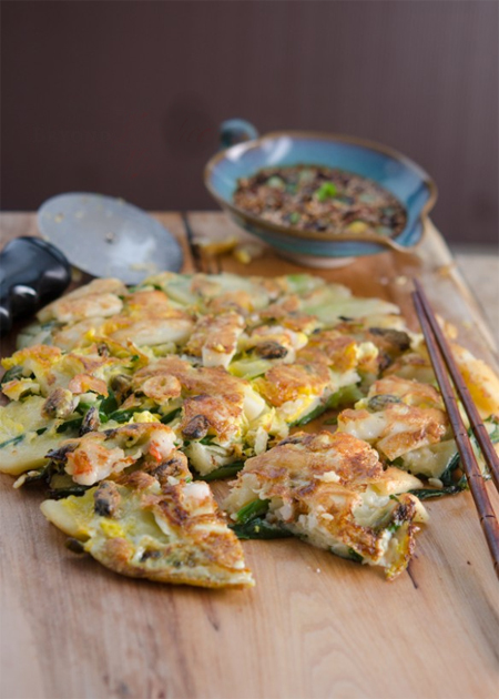Vỏ bánh giòn, hương vị hải sản đặc trưng chấm với nước tương sẽ khiến bạn xuýt xoa không ngừng.