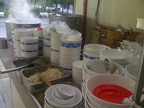 Thực khách luôn được thưởng thức trên những tô lớn và bếp luôn sạch sẽ.