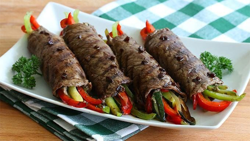 Thịt bò mềm cuộn với rau củ giòn ngon được rưới nước sốt bơ tỏi ăn ngon tuyệt.