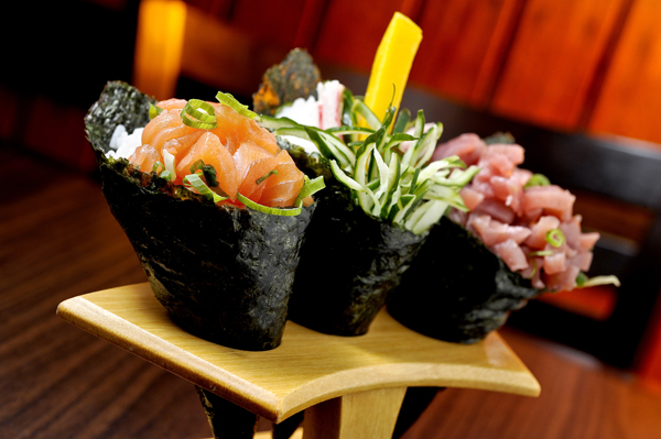 Cuối cùng là Temaki, sushi được nặn theo hình nón, bên trong là cơm, các loại hải sản và rau.