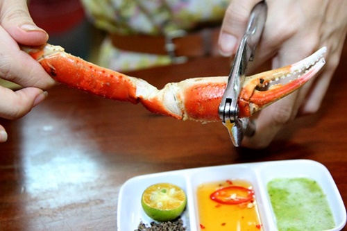 Lớp vỏ bên ngoài tuy không cứng như các loại cua, ghẹ khác, song để an toàn cho răng, bạn nên dùng kiềm để bẻ.