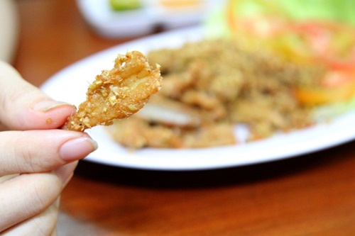 Sụn gà rang muối thơm giòn, khó cưỡng.
