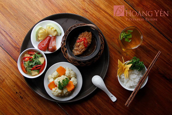 Những set menu cơm trưa với đầy đủ ba món xào, kho, canh rất được dân văn phòng ưa thích.