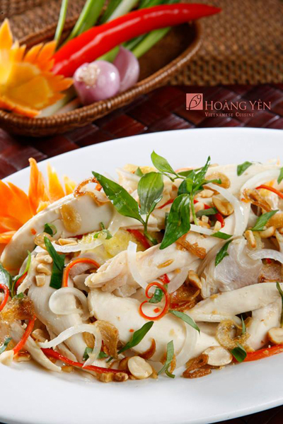 Gỏi gà xé phay vơi phần thịt gà ta trắng tinh, dai mềm thấm đẫm gia vị khiến bạn thích mê khi thưởng thức.
