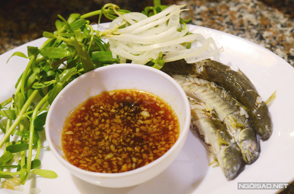 Cá kèo chấm mắm me chua ngọt hấp dẫn.