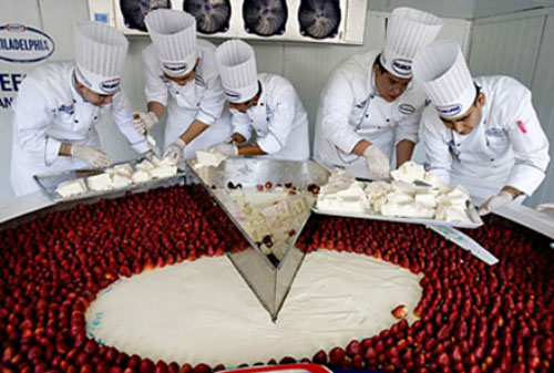Chiếc bánh pho-mát được phủ lên một lớp dâu tây.