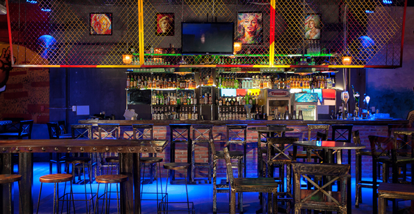 Thiết kế quầy bar ấn tượng với bàn ghế bằng sắt, có cả ghế gỗ đi kèm.
