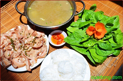 Lẩu bao tử hầm tiêu xanh thích hợp cho những ngày mưa