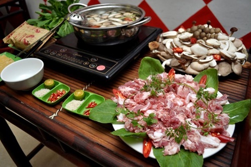 Lẩu nấm sườn sụn non rất đắt khách.