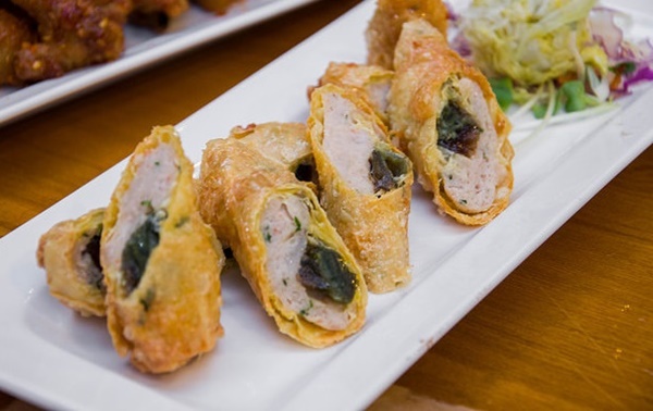 Bạn có thể gọi thêm món chả giò bách thảo