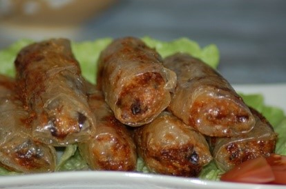 Thực khách có thể lựa chọn thêm nem rán (chả giò)