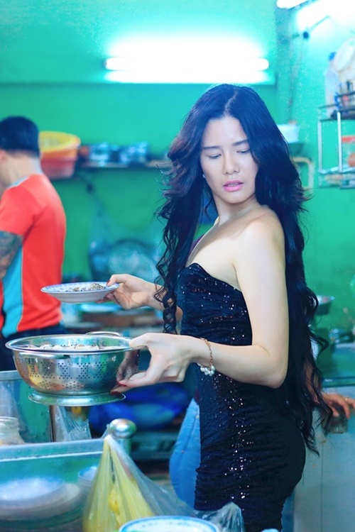Michiyo sẵn sàng vào bếp để làm món cho khách