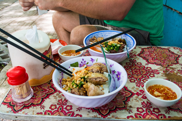 Bún thịt nướng chả giò hấp dẫn hai người nếm thử ở Sài Gòn