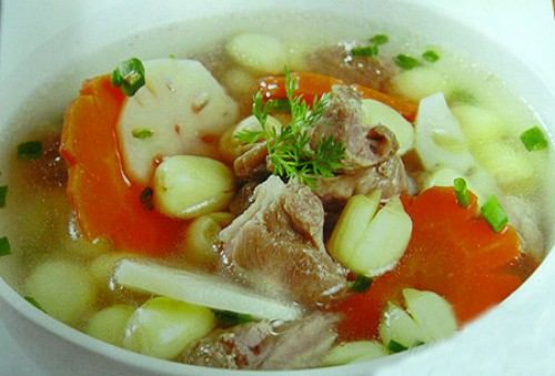 Chân giò hầm hạt sen.