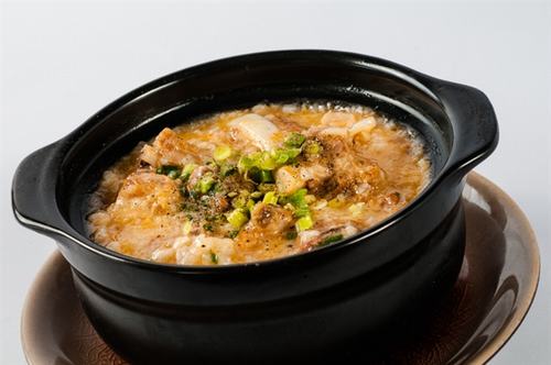 Cháo sườn Chú Chen được nấu trong niêu đất và cách nấu đặc trưng của cháo sườn Đài Loan nên có hương vị rất thanh mát. 