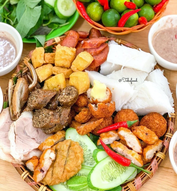Nếu đi xe tới, bạn sẽ phải mất tiền gửi xe gần đó. Ảnh: Mysteriousaigon, Tebefood.