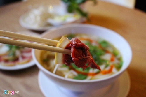 Giá một phần phở là 69.000 đồng.   