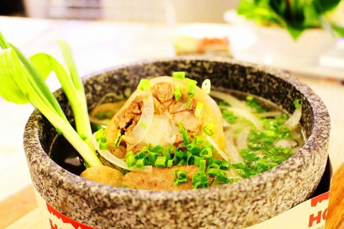 Phở đuôi bò núi lửa sử dụng tô được làm bằng đá núi lửa. 