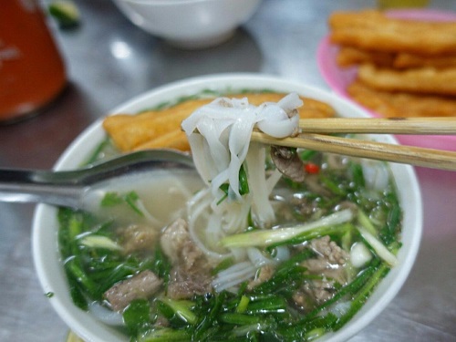 Xì xụp một bát phở nóng hổi ở Hà Nội cũng rất đáng thử. Ảnh: Tochimami.