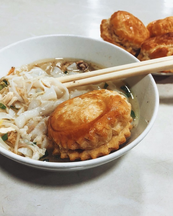 Bạn có thể thưởng thức hủ tiếu kèm bánh pateso tại quán hủ tiếu hơn 70 năm tuổi trên đường Tôn Thất Đạm. Ảnh:&nbsp;duyplue, jess.xv.v.