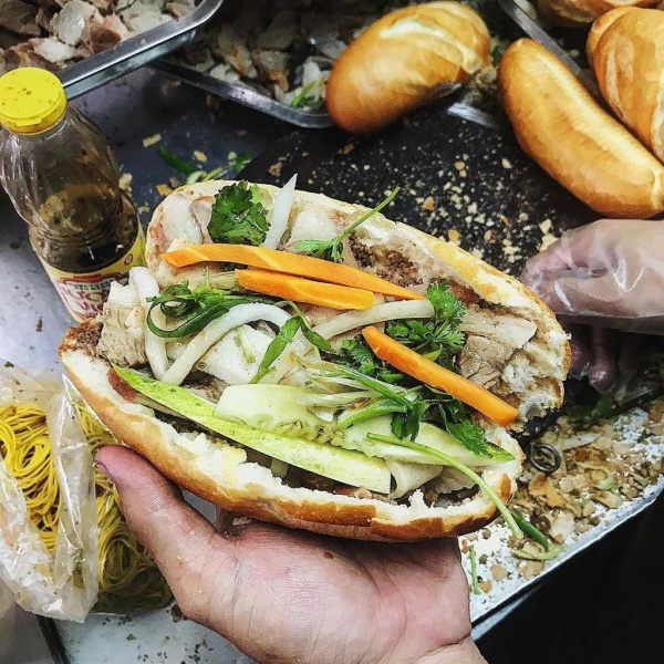 Bánh mì Bảy Hổ hấp dẫn thực khách nhờ hương vị nước sốt gia truyền. Ảnh:&nbsp;Doiratngon.