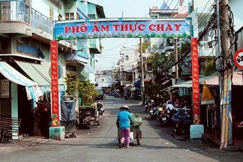 ba-quan-chay-cho-ngay-ram-thang-7-o-sai-gon-2